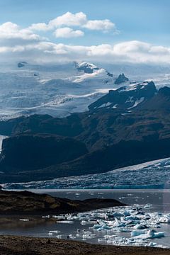 IJsland - Glacier Lagoon met persoon van Lena De Zweemer