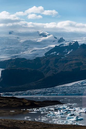 Island - Gletscherlagune mit Person von Lena De Zweemer