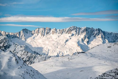 Uitzicht over het skigebied van Andermatt naar de Zwitserse bergen