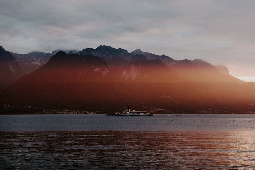 Zwitsers meer in de Alpen tijdens zonsondergang. van Jessie Jansen