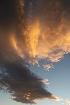 Veranderende wolken aan de avondhemel 2 van Adriana Mueller