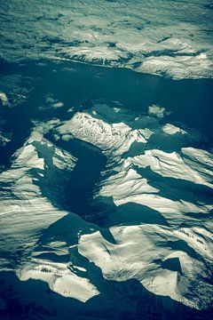 Noorwegen tijdens de winter luchtfoto met besneeuwde bergen van Sjoerd van der Wal Fotografie