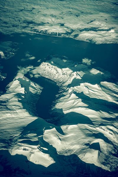 Norvège en hiver vue aérienne avec des montagnes enneigées par Sjoerd van der Wal Photographie