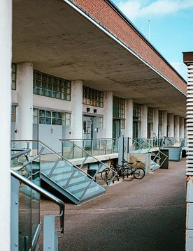 Industrieterrein met geparkeerde fietsen van Brave Toaster Photos