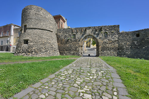 Historisches Stadttor Porta Venosina in Melfi