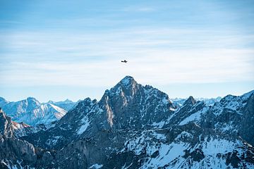 Vliegtuig vliegend over de Alpen / Berg