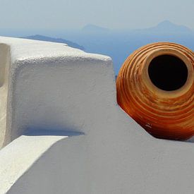 Stilleven van kruik op Santorini van Henny Hagenaars