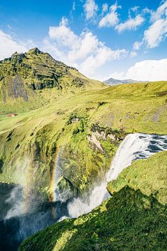 Der Wasserfall Skogafoss in Island an einem Sommertag von oben gesehen