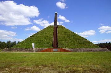 De pyramide van Austerlitz. van Jarretera Photos