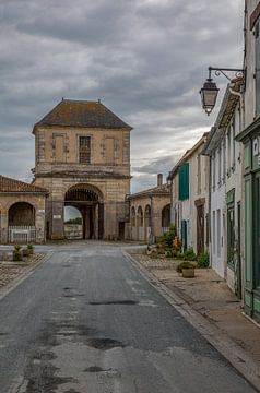 Porte de la ville dans la forteresse de Saint Martin de Ré, France sur Maarten Hoek