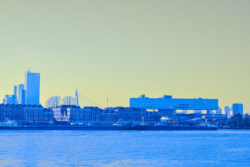 Rotterdam - Erasmusbrug en omgeving - in geel-blauwe tinten von Ineke Duijzer