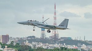 Landung einer japanischen McDonnell Douglas F-15DJ Eagle.