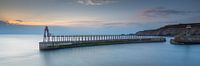 Pier in Whitby  bij zonsondergang van Irma Meijerman thumbnail
