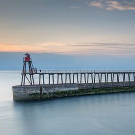 Pier in Whitby bei Sonnenuntergang von Irma Meijerman