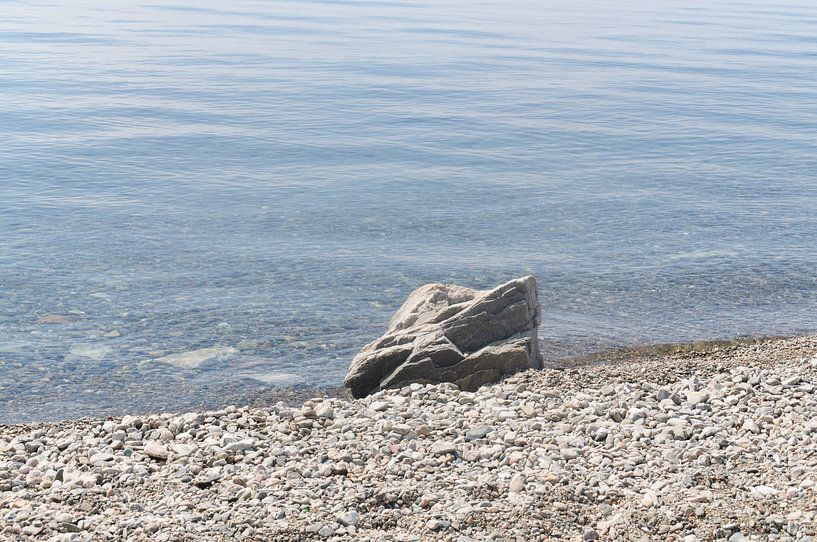 steen aan de kust lake Baikel by Robert Lotman