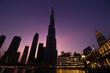 Burj Khalifa, Dubai, tegen een paarse lucht van Anne Ponsen