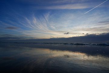 Zonsondergang Noordzeekust Kust Nederland Blauw Vlak 16x9 van Martijn Jebbink Fotografie