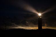 Leuchtturm in den Dünen mit Lichtstrahlen bei Nacht von Sjoerd van der Wal Fotografie Miniaturansicht