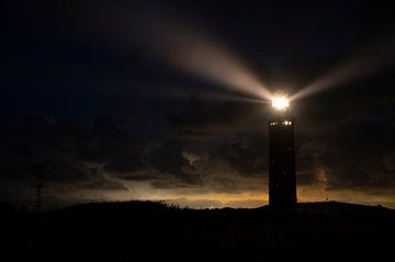 Leuchtturm in den Dünen mit Lichtstrahlen bei Nacht von Sjoerd van der Wal