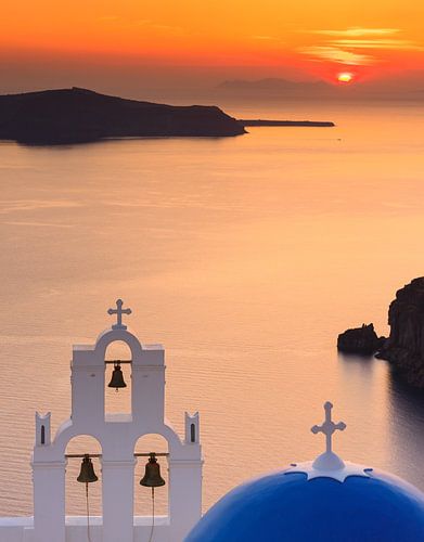 Zonsondergang Agioi Theodoroi kerk in Firostefani, Santorini