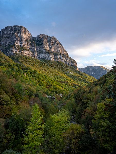 Evening sky over the forests and mountains of Zagori | Landscape photography Greece by Teun Janssen