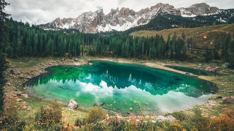 Le plus beau lac des Dolomites | Karersee | Lago di Carezza | Italie Photographie de voyage par Laura Dijkslag