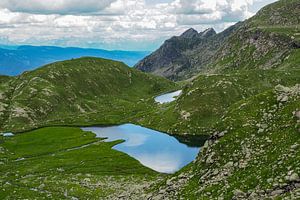 Hochalpine Bergseen und beeindruckende Gipfelkulisse in der ursprünglichen Natur der Meraner Seeplatte in Südtirol.
