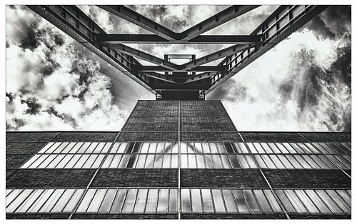 Schachttoren van de kolenmijn Zollverein onder een dramatische hemel - "Eiffeltoren van het Ruh