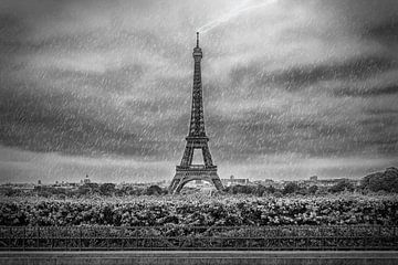 PARIJS eiffeltoren, in het regen-en Onweersbuien