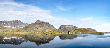 Panorama van de bergen van de Lofoten, Noorwegen van Rietje Bulthuis