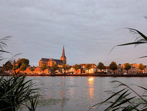 De skyline van het mooie Kampen imbijn zonsopgang