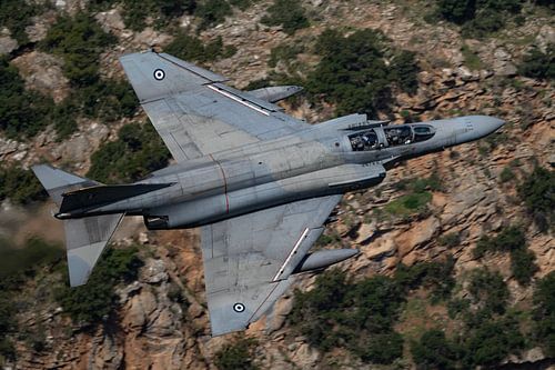 Niedrig fliegende griechische F-4 Phantom