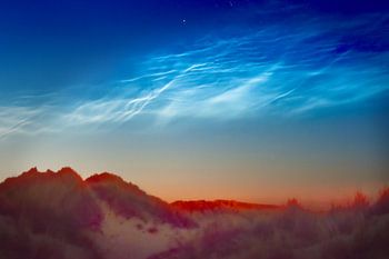 Lichtende nachtwolken aan de ochtendhemel.