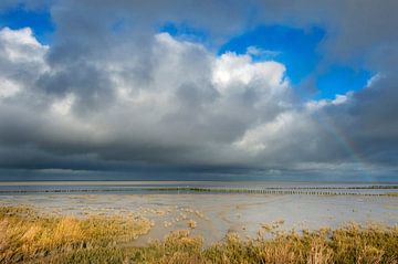 Wolken  boven Waddenzee bij Holwerd tijdens laag water van Marcel van Kammen