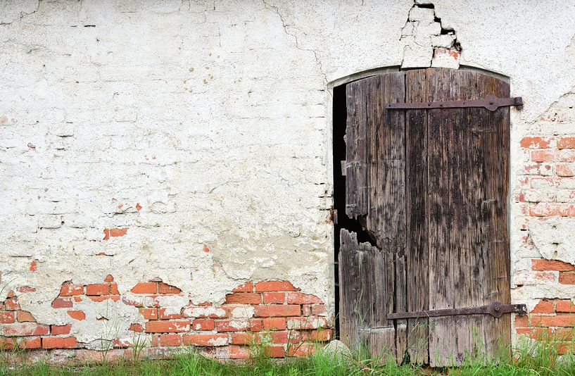 Een oude gebroken houten deur van Ulrike Leone