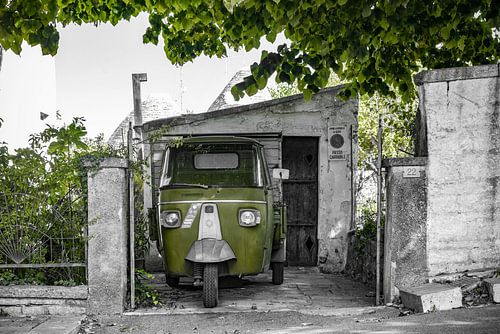 Oldtimer olijf groene Piaggio ape in Puglia  in het zuiden van Italie