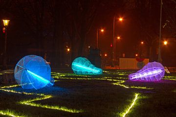 Gekleurde spaarlampen op het Licht festival in Amsterdam bij avond van Eye on You