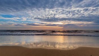 Chapeaux de plage au bord de la mer
