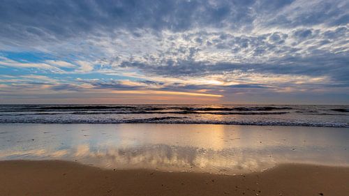 Chapeaux de plage au bord de la mer