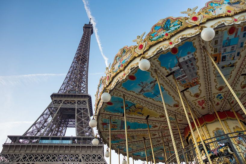 Draaimolen voor de Eiffeltoren in Parijs van Michel van Kooten