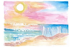 Romantischer weißer Lattenzaun am Strand mit Wellen und Sonnenuntergang