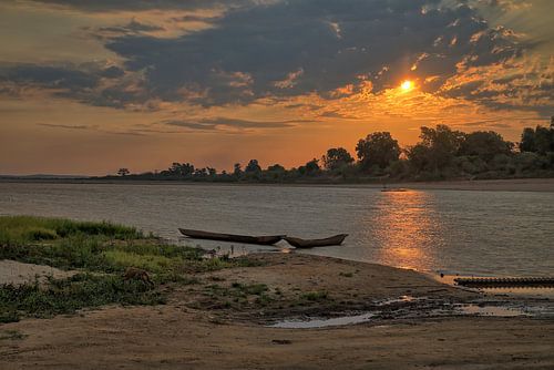 Zonsondergang aan de Manambolo Andadoany, Madagaskarskar