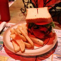 Hamburger met frites en frietjes