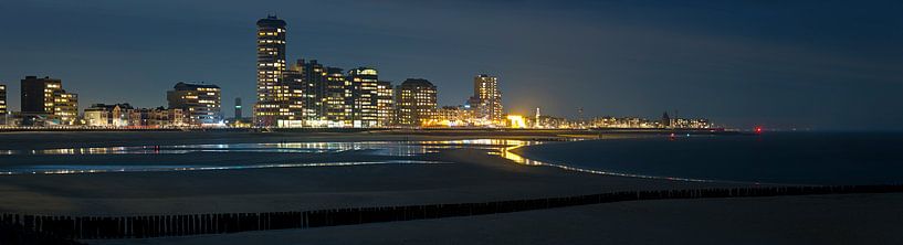Panorama strand en skyline Vlissingen van Anton de Zeeuw
