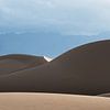 Berg van zand onder de wolken in de woestijn | Iran van Photolovers reisfotografie