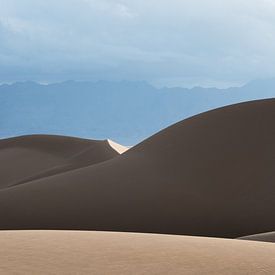 Berg van zand onder de wolken in de woestijn | Iran van Photolovers reisfotografie