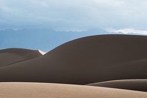 Montagne de sable sous les nuages dans le désert | Iran