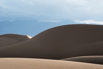 Berg aus Sand unter den Wolken in der Wüste | Iran