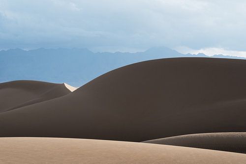 Berg van zand onder de wolken in de woestijn | Iran