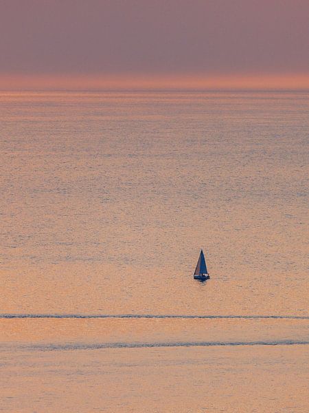 Zeilen langs de Opaalkust kort na zonsondergang van Karin de Jonge